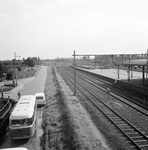 153092 Gezicht op de sporen en het perron van het N.S.-station Geldermalsen te Geldermalsen.